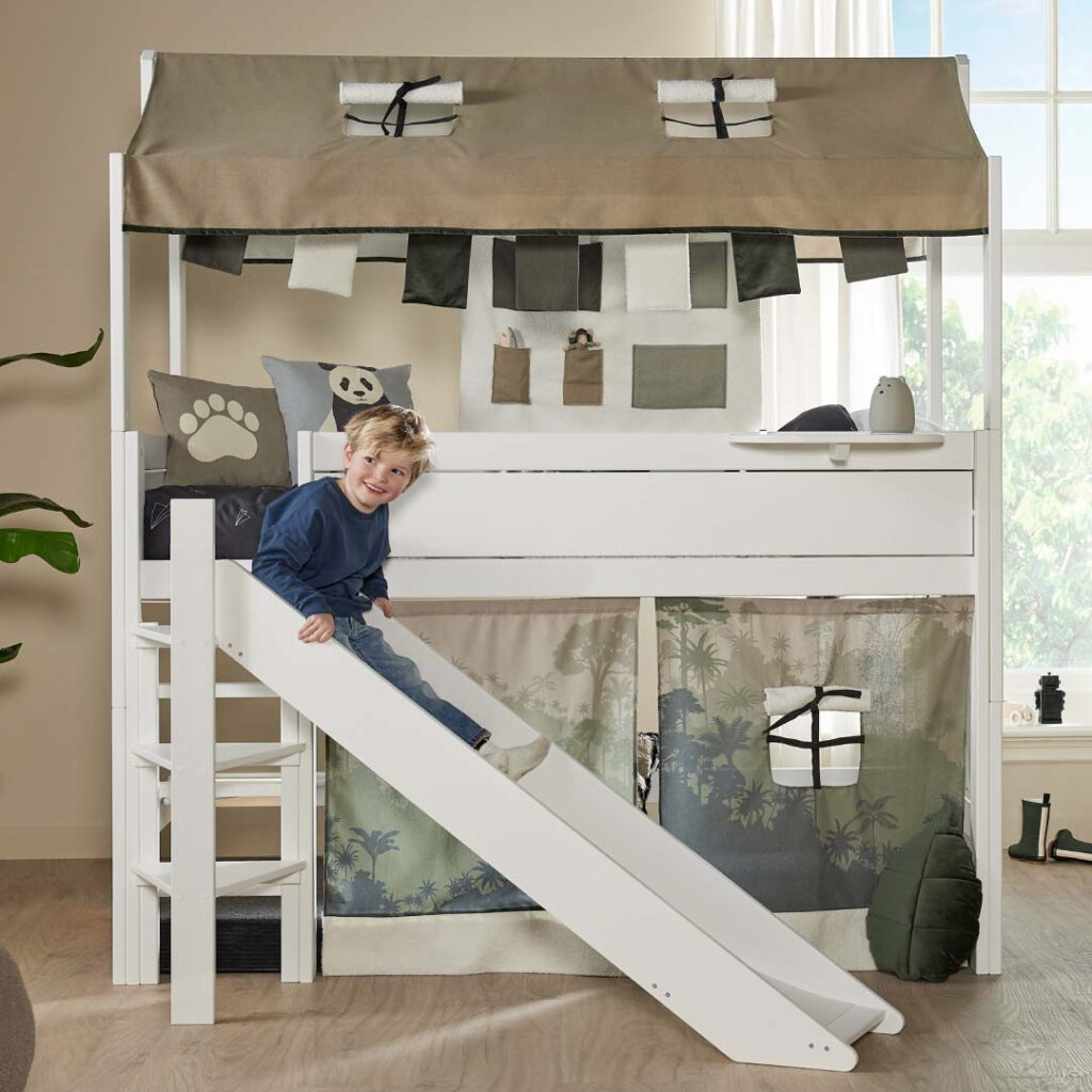 Lit mezzanine blanc LIFETIME Smile avec toboggan, enfant jouant, aménagement chambre moderne