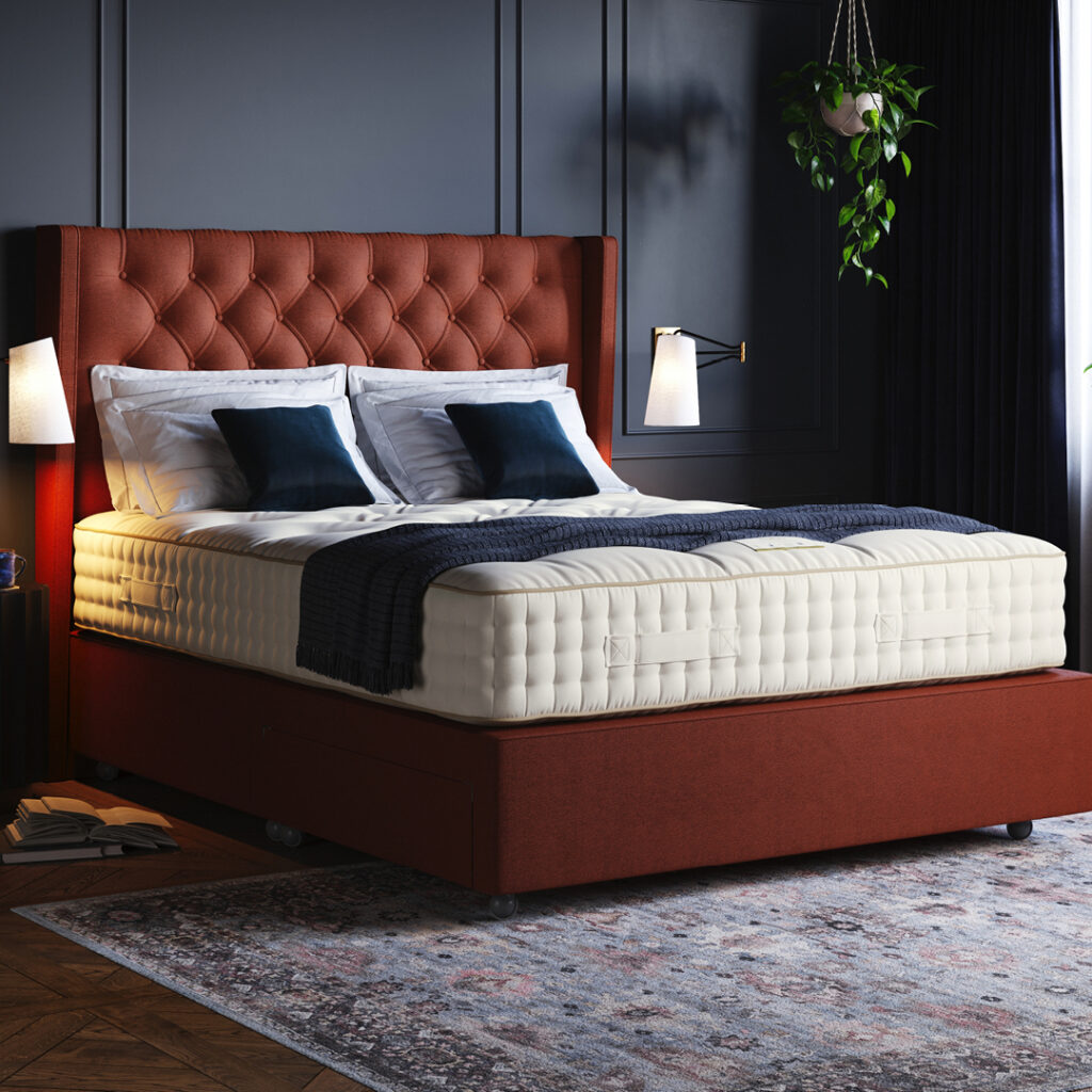 Lit Harrison Spinks avec tête de lit capitonnée terracotta, matelas blanc et oreillers bleus