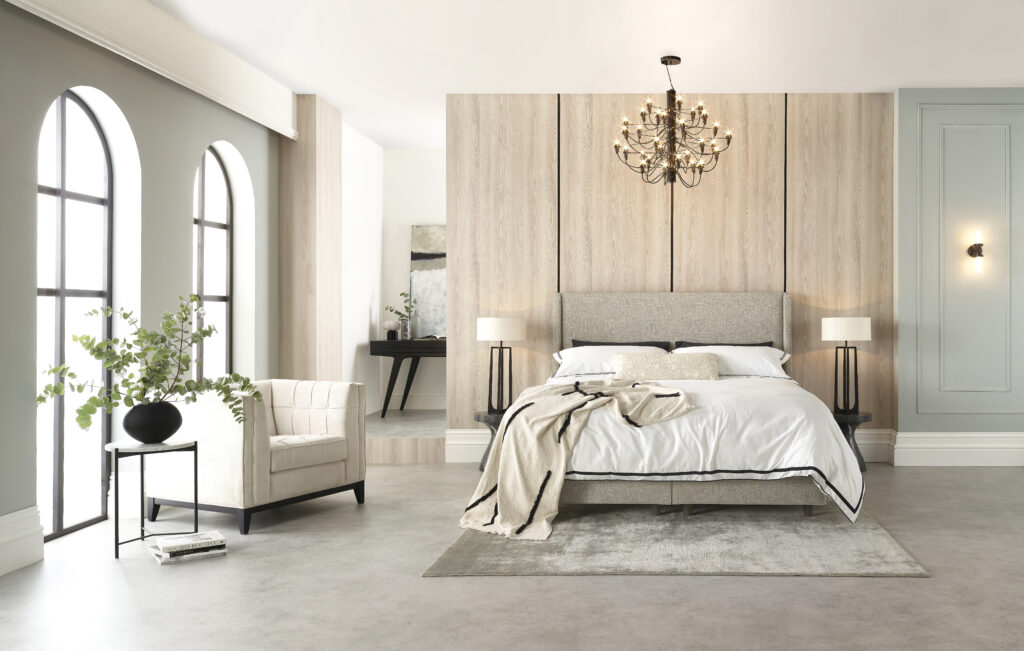 Chambre moderne avec lit Harrison Spinks, décoration neutre, grandes fenêtres et lustre élégant