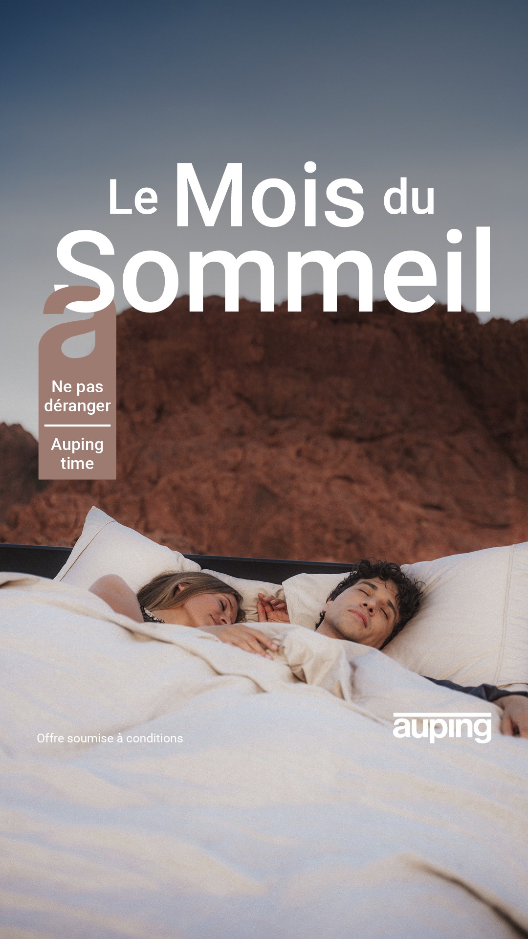 Deux personnes dormant paisiblement dans un lit blanc avec montagne rocheuse en arrière-plan, promotion Auping