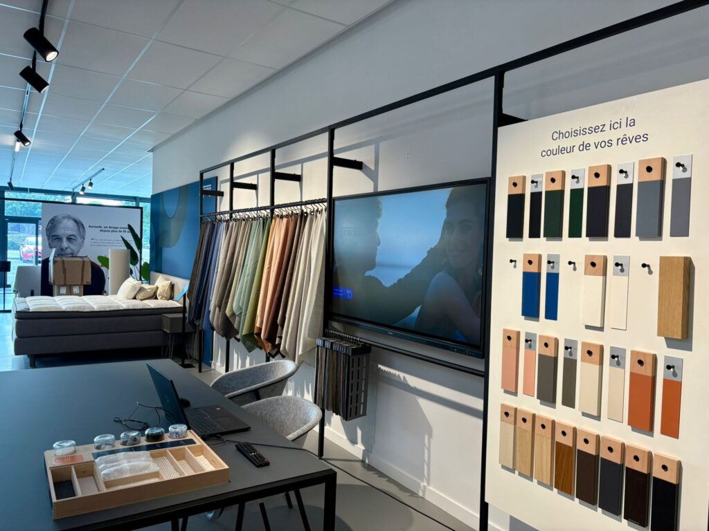 Showroom design d'intérieur avec échantillons de tissus, coloris et matériaux pour aménagement personnalisé