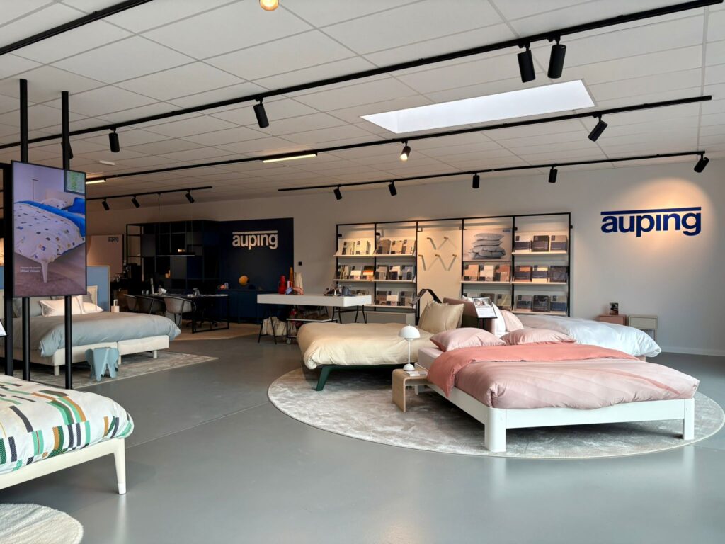 Showroom Auping avec lits et literie exposés, mobilier de chambre moderne et design intérieur contemporain