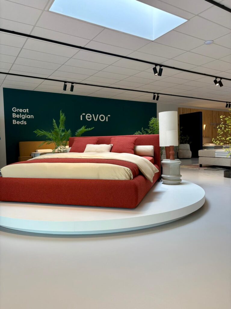 Lit rouge Revor avec matelas crème en exposition showroom design intérieur moderne